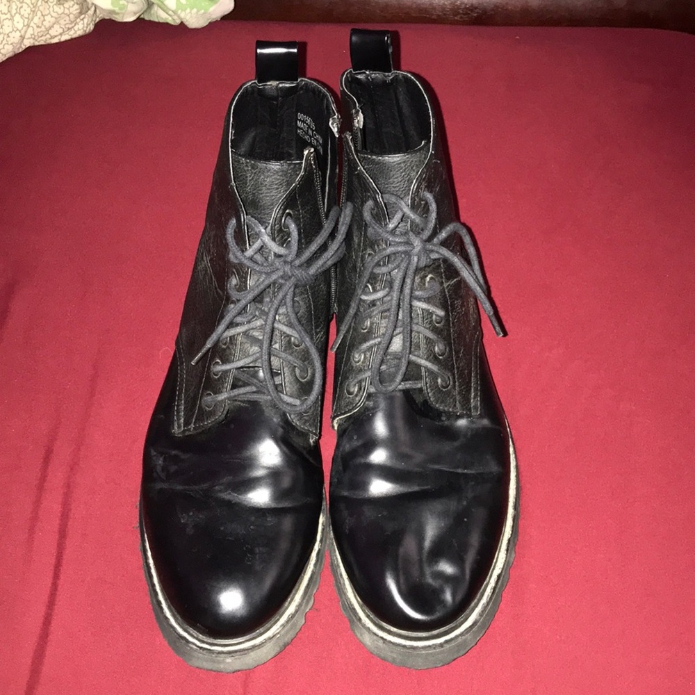 BLACK BOOTS